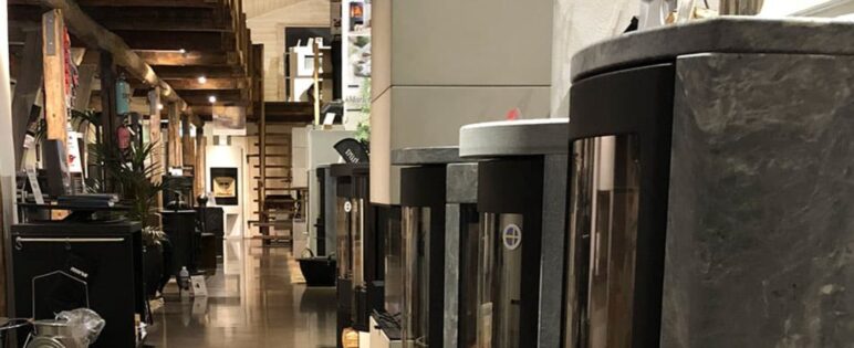 Butik hos en återförsäljare med en rad kaminer och eldstäder